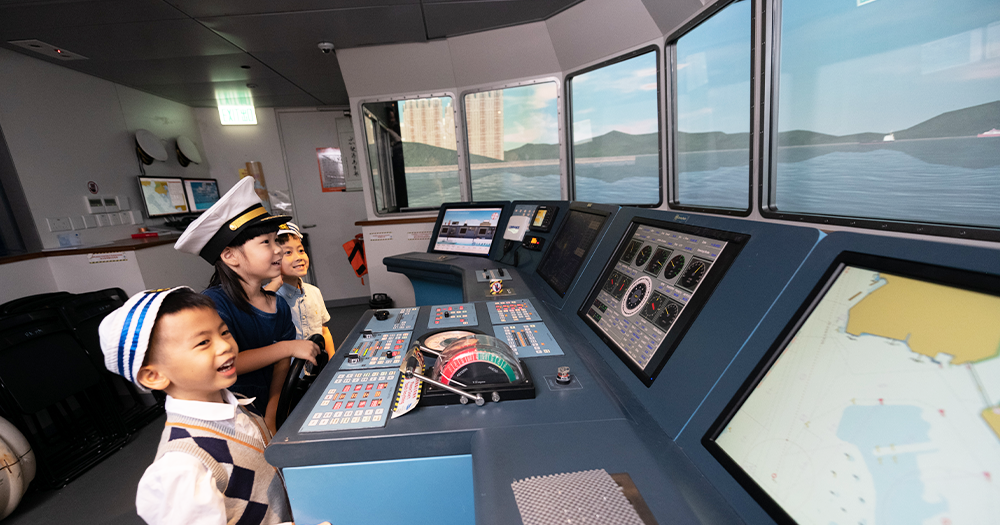 小朋友可以在模擬駕駛艙模擬於香港港內駕駛客船，一嚐當上小小船長的滋味。