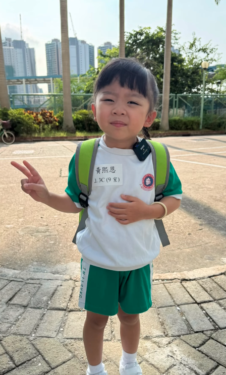 妃妃已是幼稚園的「大姐姐」，但仍一臉BB樣