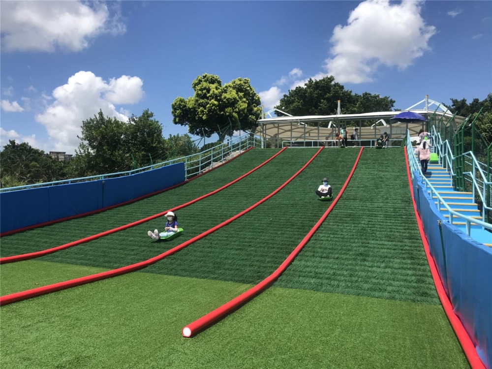 大潭山郊野公園的人造草滑草場,免費任玩
