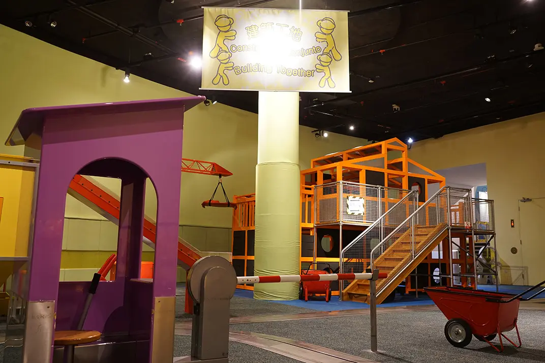 兒童樂園廳可讓家長和子女一起扮演工程師