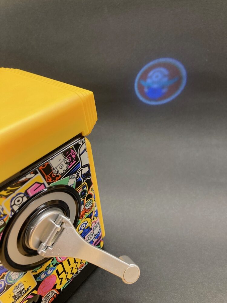 打開燈制並轉動手柄，便投影出 6 個不同造型的迷你兵圖案