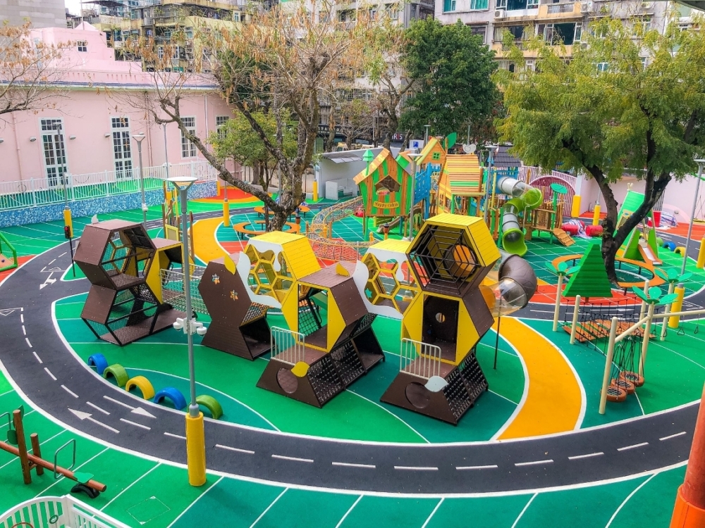 二龍喉公園兒童遊樂場佔地面積約一千五百平方米，設計以自然叢林探險為主題，適合二至六歲或身高一米二以下兒童遊玩