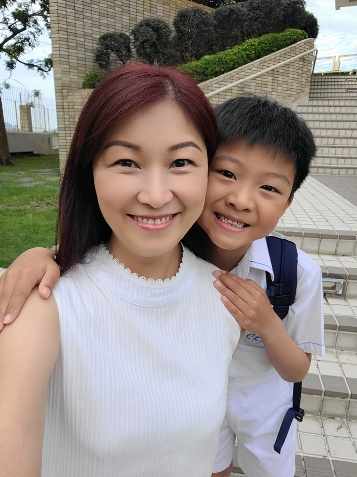 陳琪在開學日，親自送三名子女上學