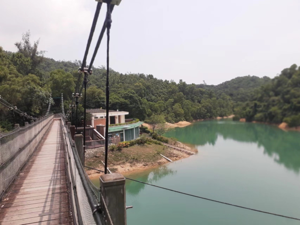 懸掛在水面的吊橋，可飽覽山清水秀的美景