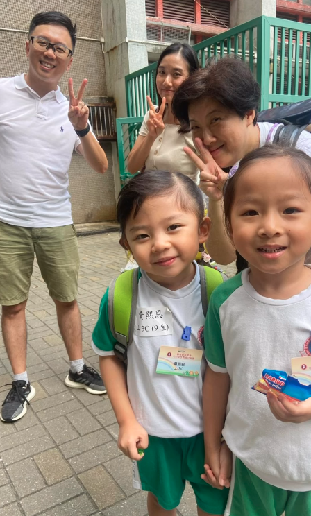 妃妃見到同學十分高興