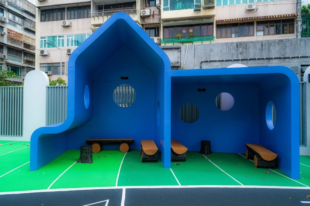 入口處設有可遮陽避雨的休憩等候區，供陪同的家長休息