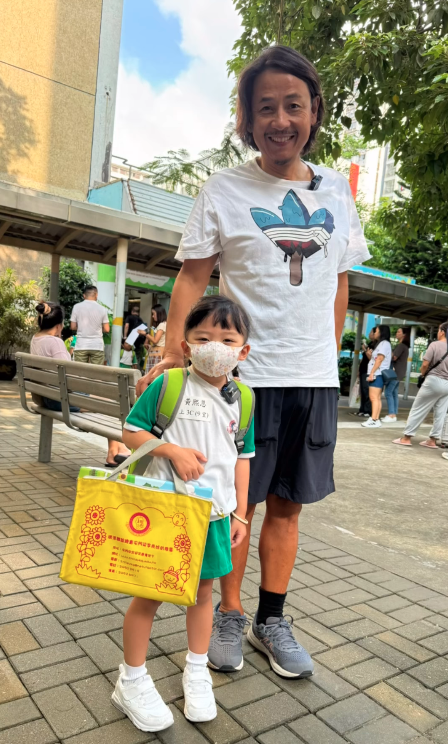 黃澤鋒及太太陳麗麗送女兒上學