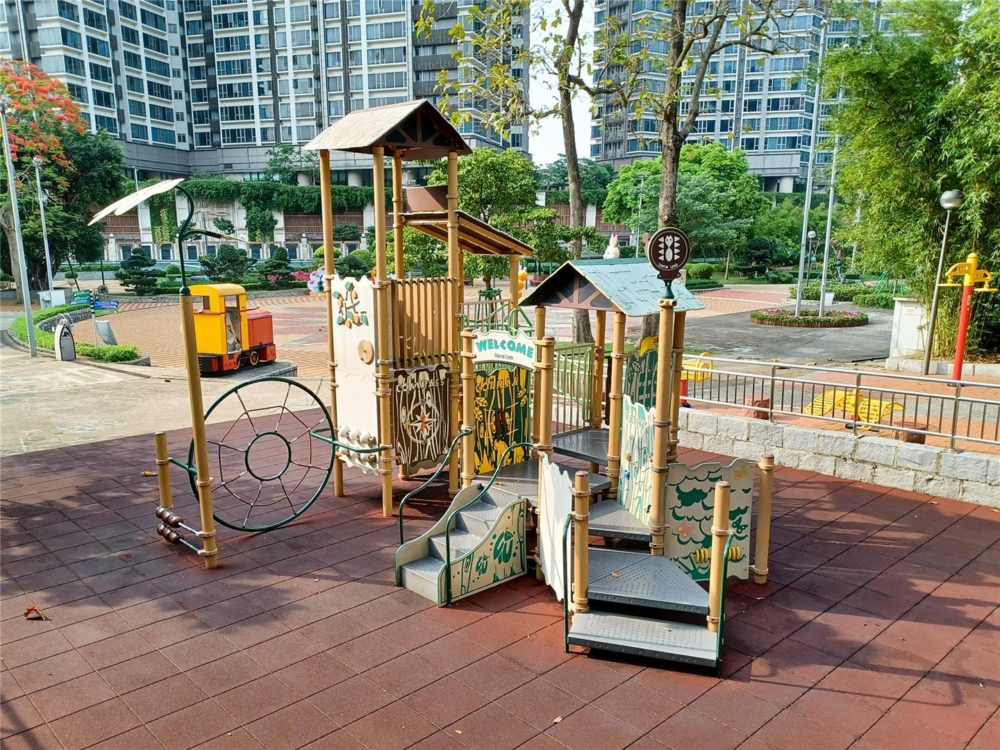 路環石排灣郊野公園設有兒童遊樂設施、健身設施、小賣亭、飲水機、飲品自動售賣機、母乳餵哺室等， 十分完善