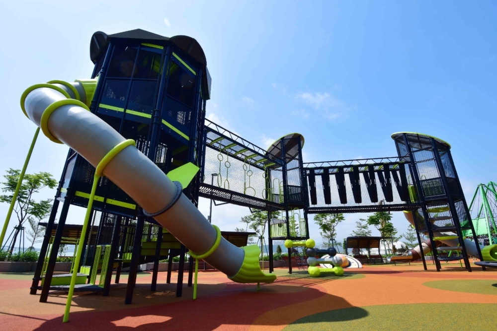 遊樂設施非常齊全,有高層攀爬架滑梯,仲有各式各樣嘅繩網陣