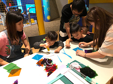 澳門科學館推出一系列「親子工作坊」,讓小朋友和家長了解基本知識後,再配合親子動手的勞作,讓孩子在家長引導下學習