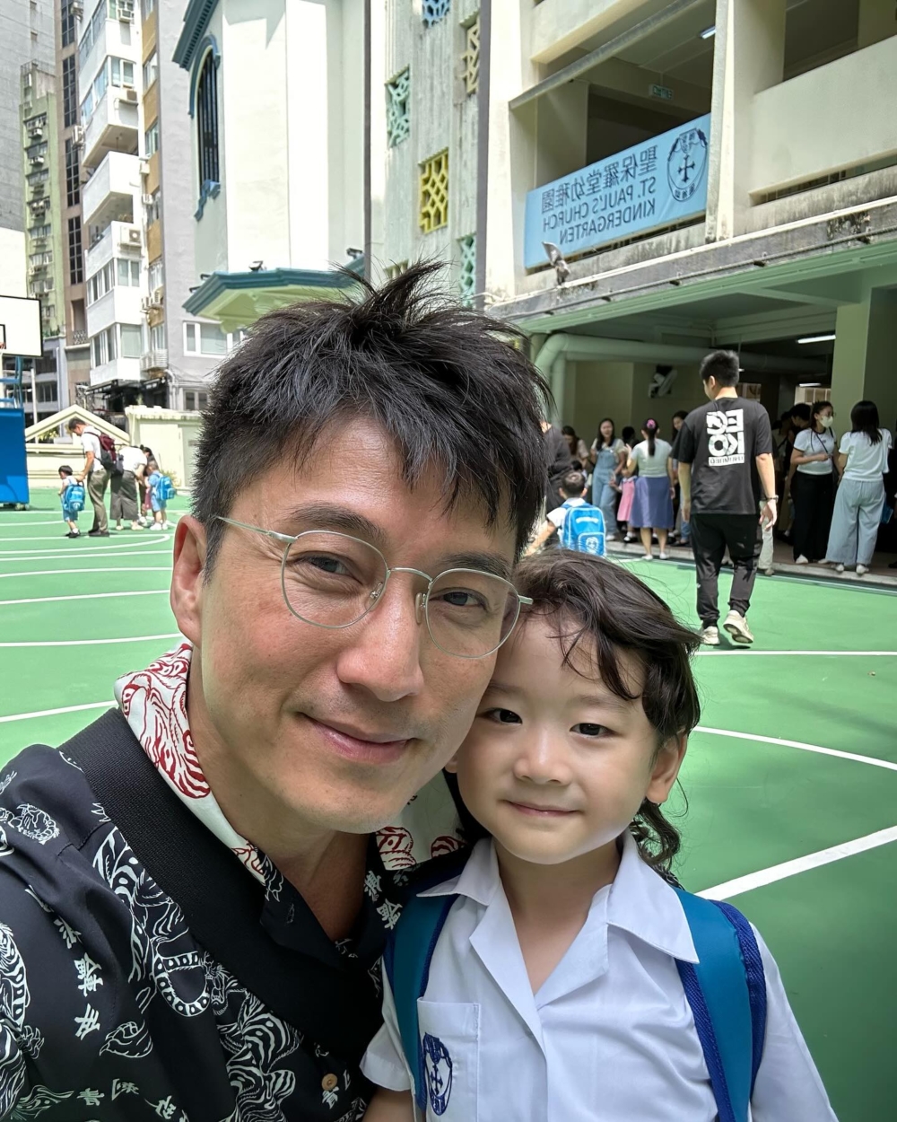 陳山聰親自帶兒子陳霆軒（Jaco）開學