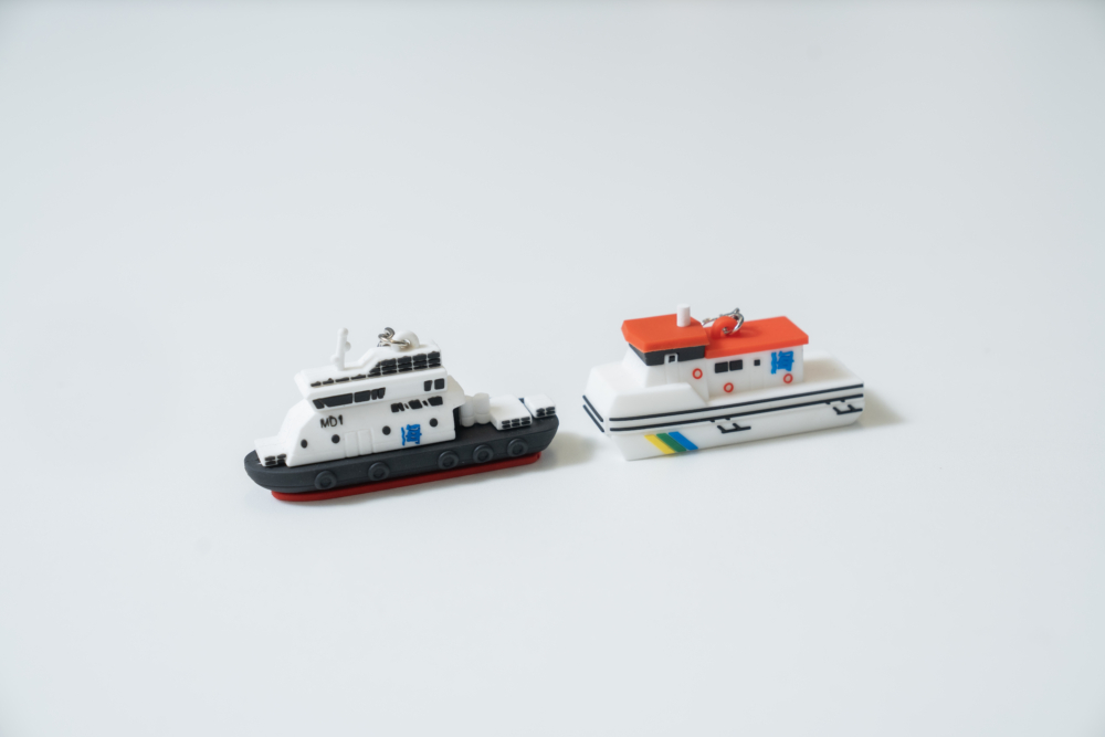 登船參觀，有機會獲贈限量的精美紀念品── Ｑ版「海事1」及「水文2」船模型。