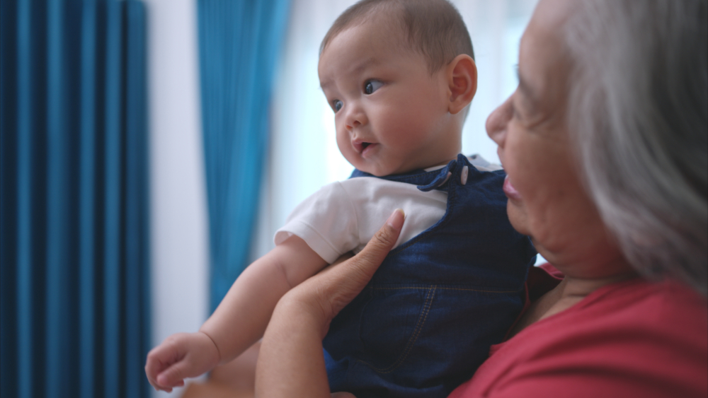 母親抱怨很累但還是一直抱著孩子，不肯放手