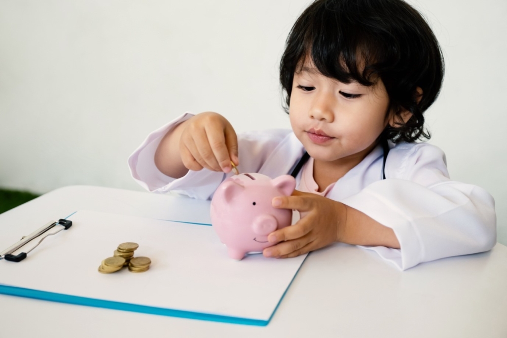 使用電子支付或貨幣時，不像現金般能感受到實際的金錢支出，容易導致消費意識模糊