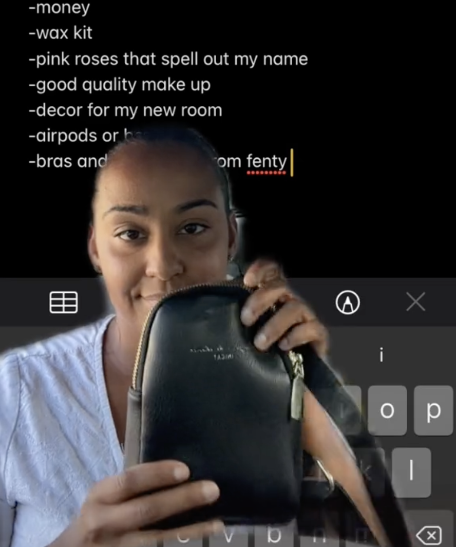 媽媽展示自己便宜的小背包。