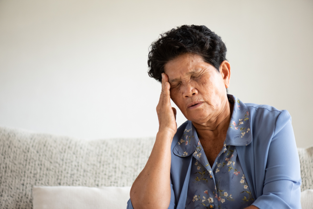 她一個人照顧孩子，房子租金也是她一個人付