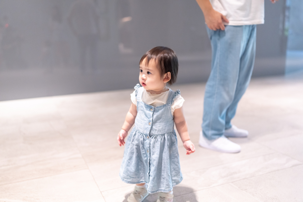1歲半的女兒不願拖實,常亂跑,令母憂心
