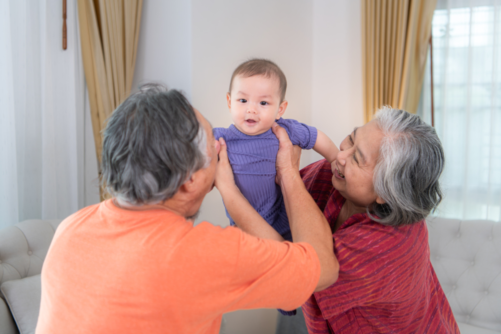 奶奶阻止新抱靠近寶寶