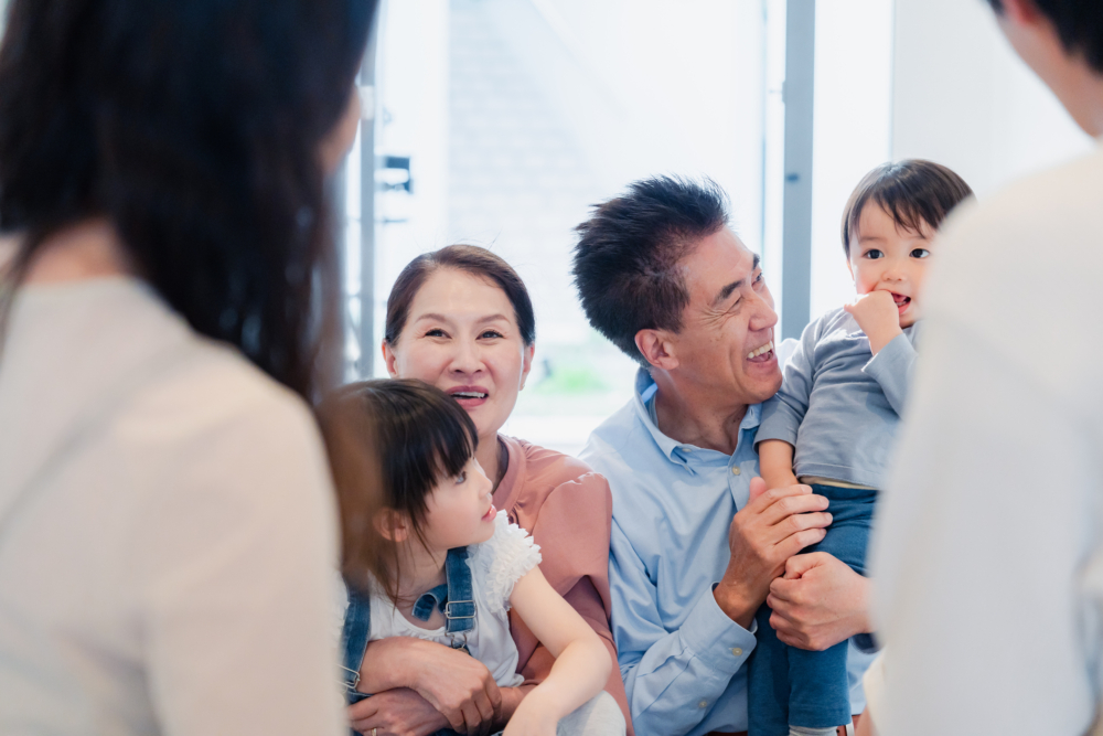 透過簡單的聖誕樹布置來營造節日氛圍，並強調感恩的意義