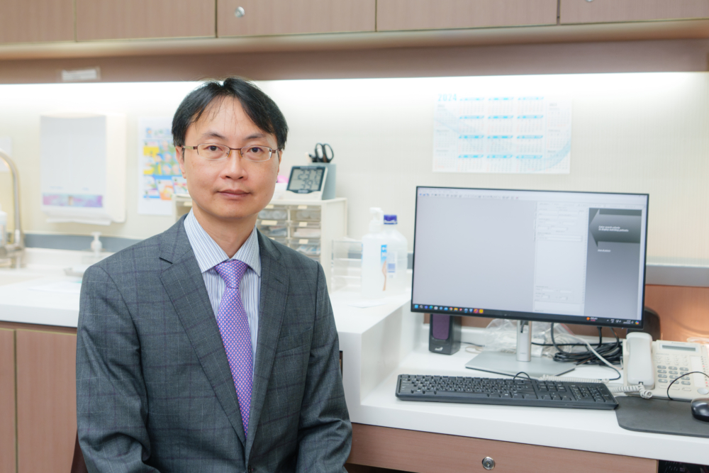 香港皮膚科醫學院代表、皮膚及性病科專科楊志強醫生提醒家長，濕疹是過敏體質傾向的表現⁵，有反覆發作的可能¹，因此有需要的話，亦需反覆使用類固醇藥膏來控制炎症，紓緩不適，使病情穩定下來。「一般會建議病人好轉後多塗類固醇藥膏一至兩日，對穩定病情很有幫助¹¹。」