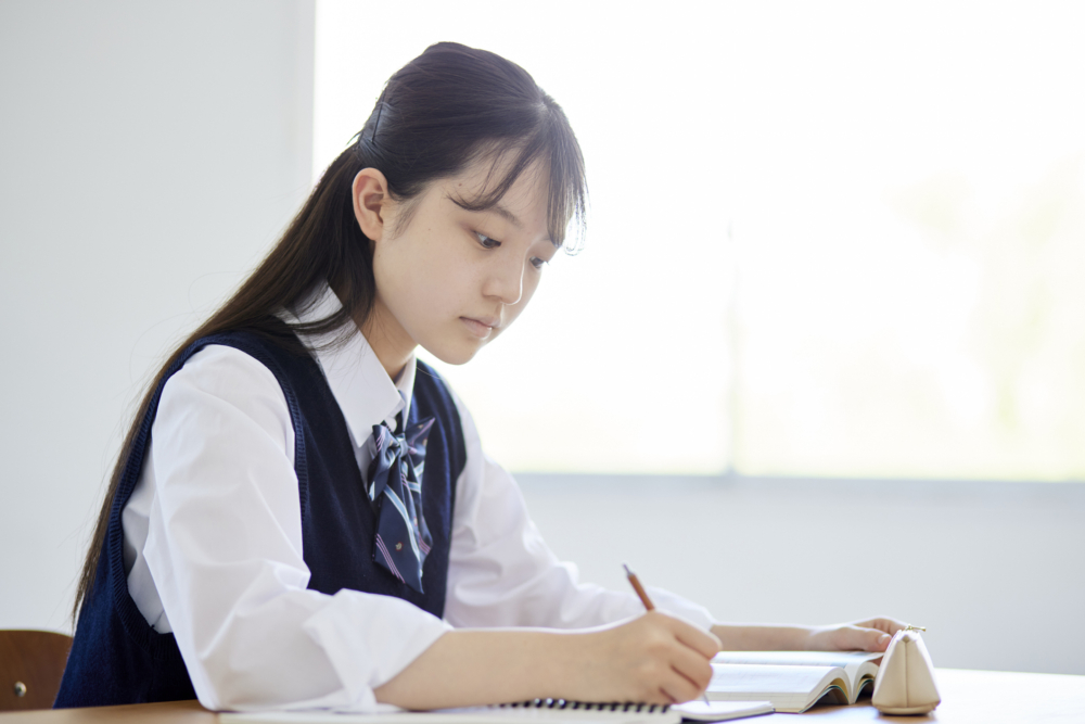 把母親設定成代理孕母，就顯得格外唐突，甚至帶有強烈的侵犯感。