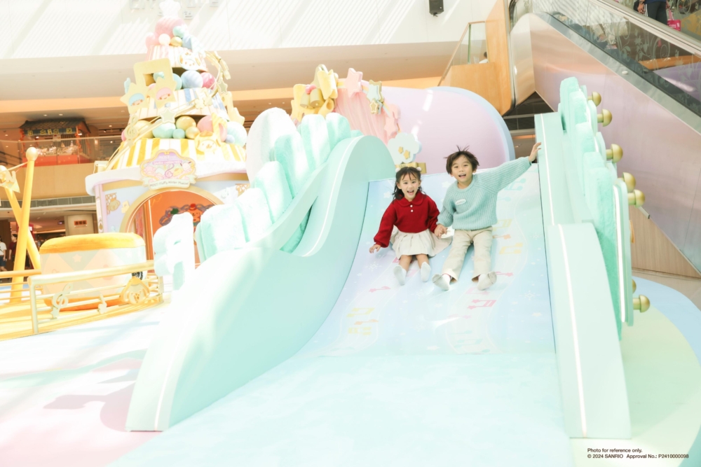 大家緊記與巨型木琴及毛茸茸Pochacco造型木琴棒留下可愛合照的同時,也前來挑戰聖誕木琴滑梯