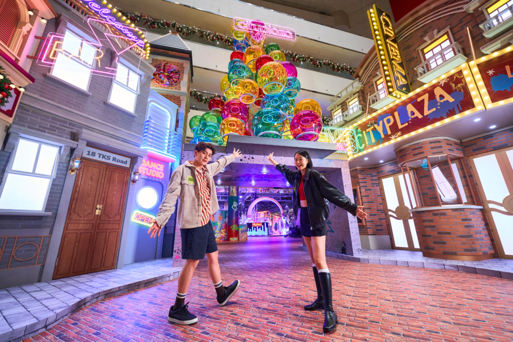 8米高「炫彩波波聖誕樹」，由數十個七彩繽紛、內藏炫亮燈泡的波波球所堆砌成聖誕樹，很吸睛