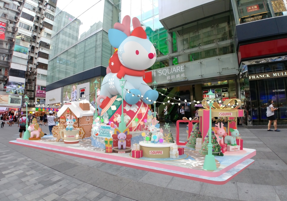 與6公尺高的粉藍聖誕小鹿合影,感受濃厚的聖誕氛圍!還有甜美的薑餅小屋和雪域水晶球等你來發現