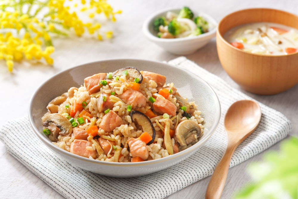 三文魚野菌瑤柱炊飯,5人份量,預備時間10分鐘,烹調時間40分鐘