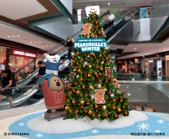 幫忙裝飾4米高聖誕樹,留下與家人的溫馨合照