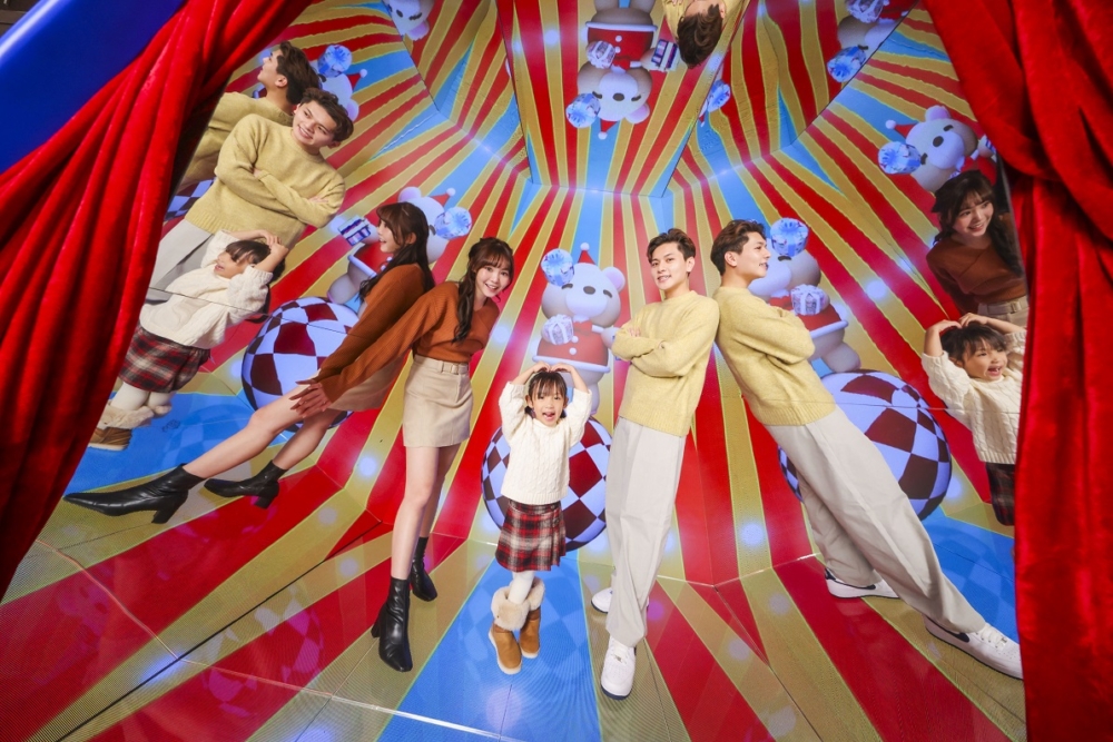 享受鏡面反射出絢爛萬花筒般的視覺效果,讓你沉浸在奇妙聖誕馬戲世界中,感受節日的魔法與夢幻