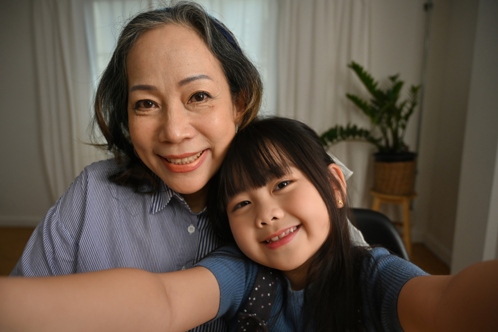 不識字的婆婆拿著封口膜一家家找奶茶