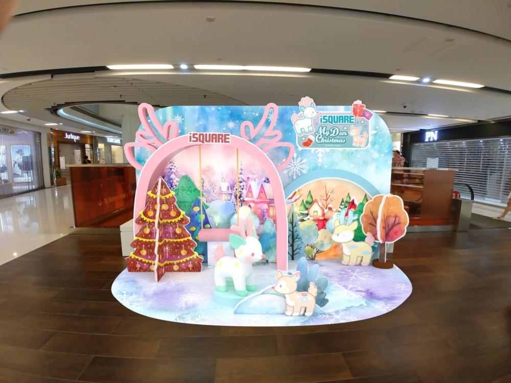 在大廳iEXHIBITION的雪境森林中,發現浪漫的粉紅鹿角拱門、溫馨的小鹿和夢幻的水彩背景