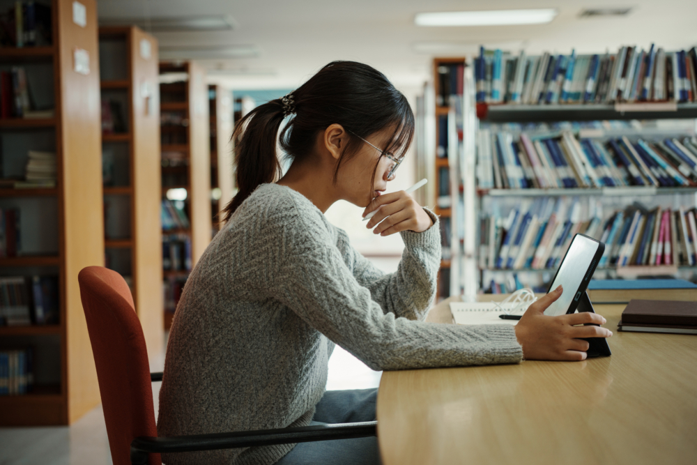 在學業上並不出色，父母對她的成績總是有所微詞
