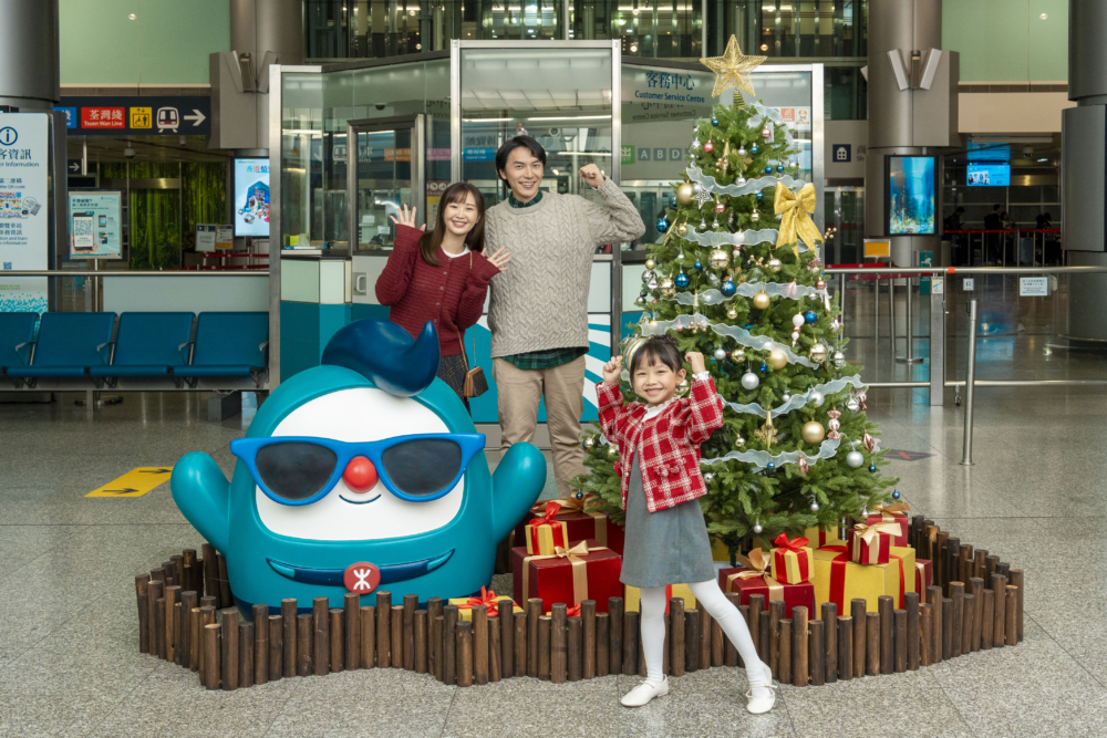 機鐵仔公仔在聖誕樹旁等你來打卡