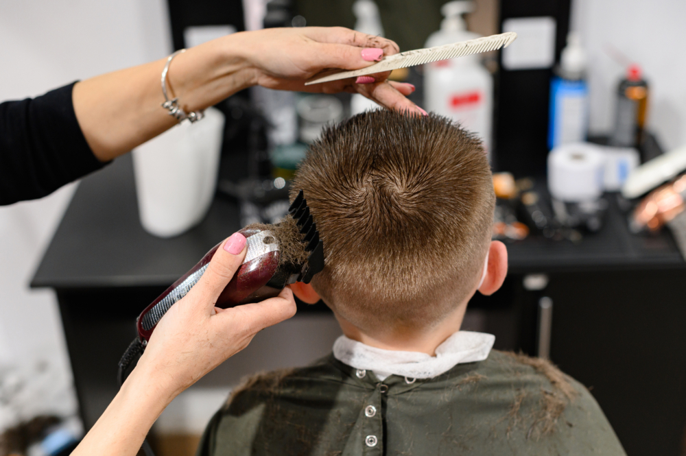 孩子去奶奶家回來後，媽媽發現他的頭髮被奶奶剪短了