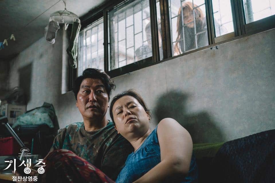 向父母隱瞞自己的真實生活,不讓他們知道自己去旅行