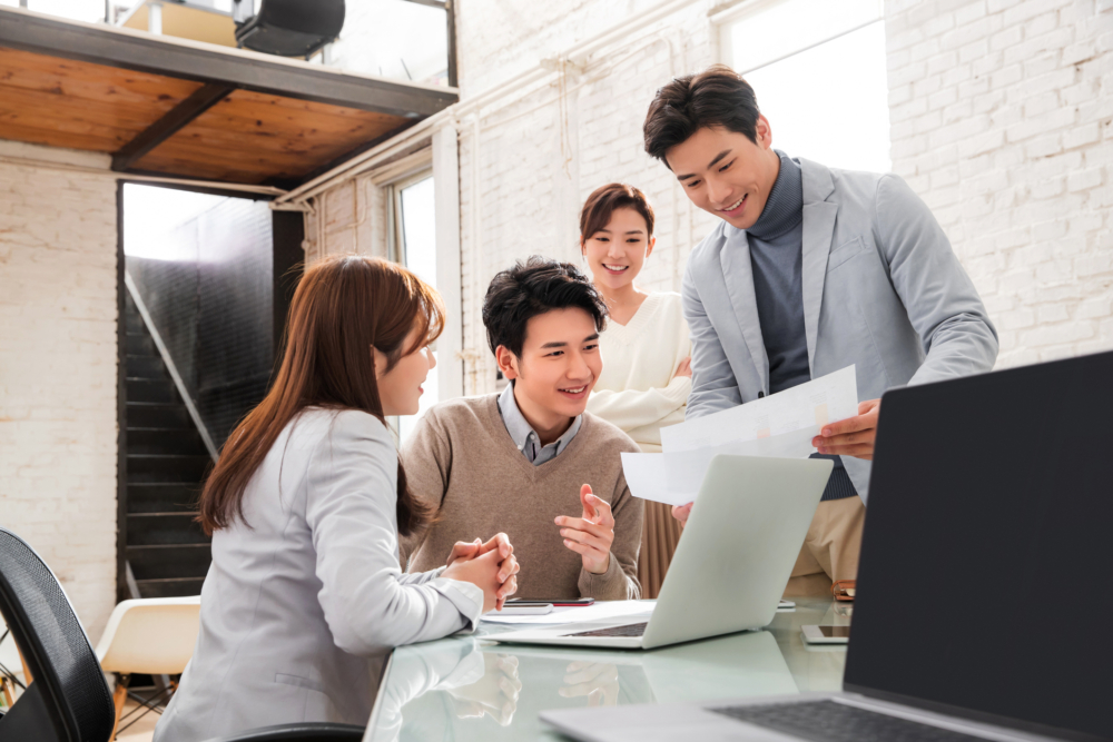 丈夫事業逐漸向上發展，甚至能在公司活動中擔任重要角色