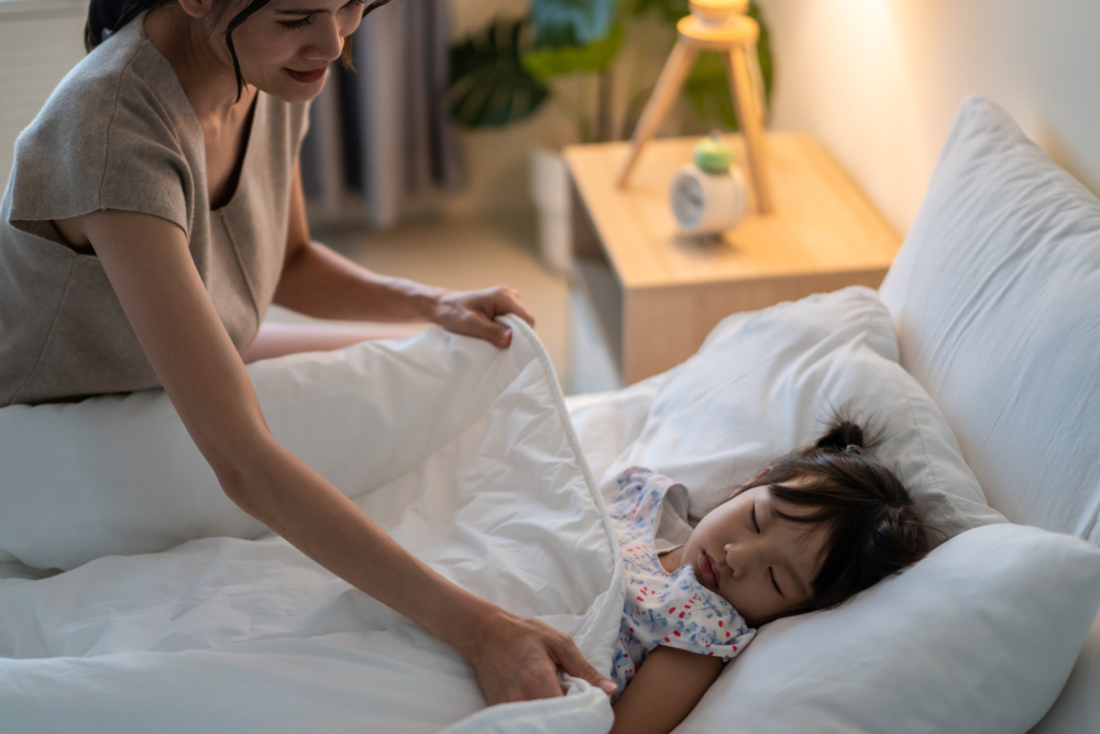 睡前講故事、聽輕音樂或進行深呼吸,也可以和孩子一起檢查床底,減少他們的恐懼