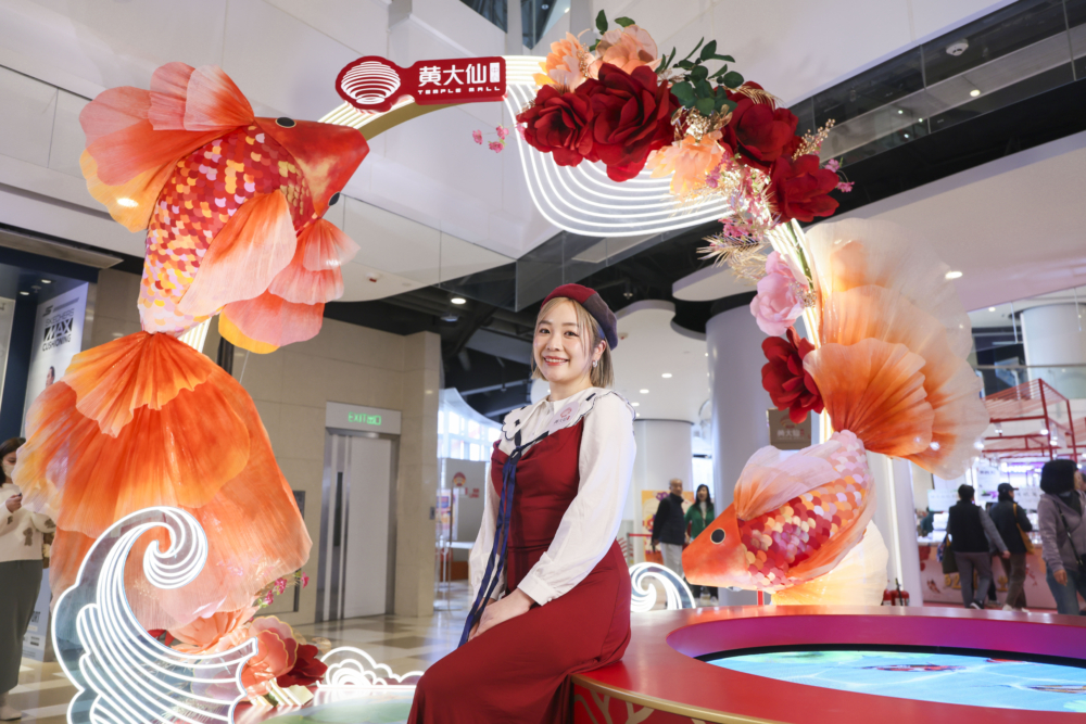 兩條栩栩如生的巨型紙品錦鯉,寓意鯉魚躍動,為新春佳節增添濃厚的喜慶氣氛