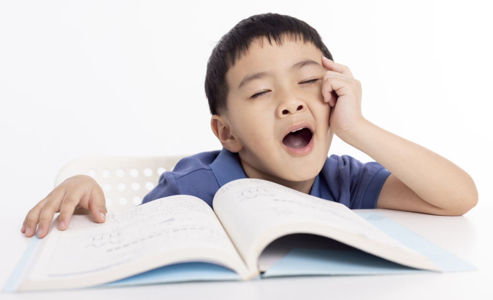 白天適量的運動有助於消耗孩子的能量，讓他們在晚上更容易入睡