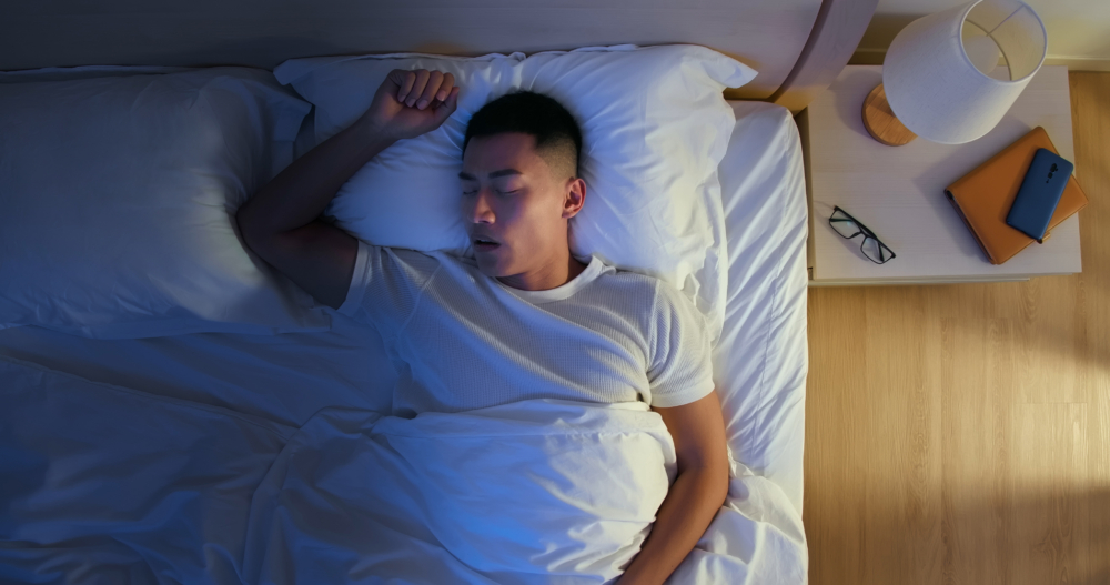 女兒半夜醒來哭鬧不讓爸爸抱,結果丈夫順勢就躺會去繼續睡