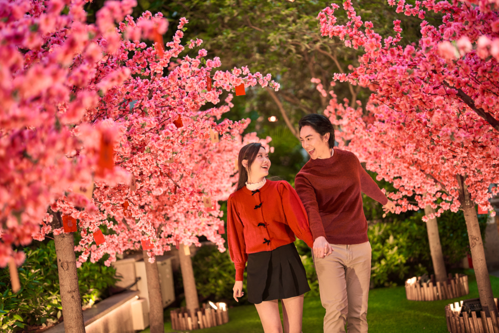 街區的中庭設有近4米高的桃花樹園,並設置了一個巨型心形拱門,增添浪漫氛圍