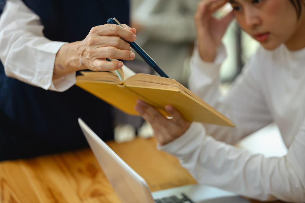 老師在全班同學面前指責女學生在日記中使用的「粗魯語言」