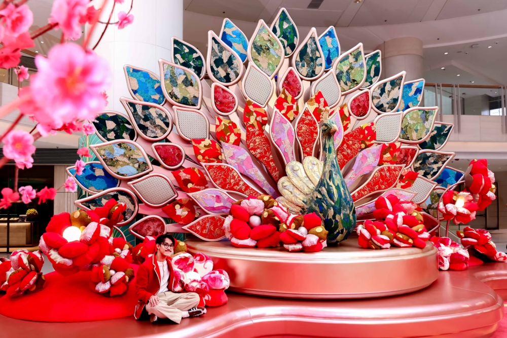 以象徵吉祥與幸福的孔雀為主題,這個5.5米高的大型藝術裝置精心運用多種材質與色彩繽紛的布料拼接而成,並與庭園中的布藝花朵及粉嫩的桃花樹相映成趣