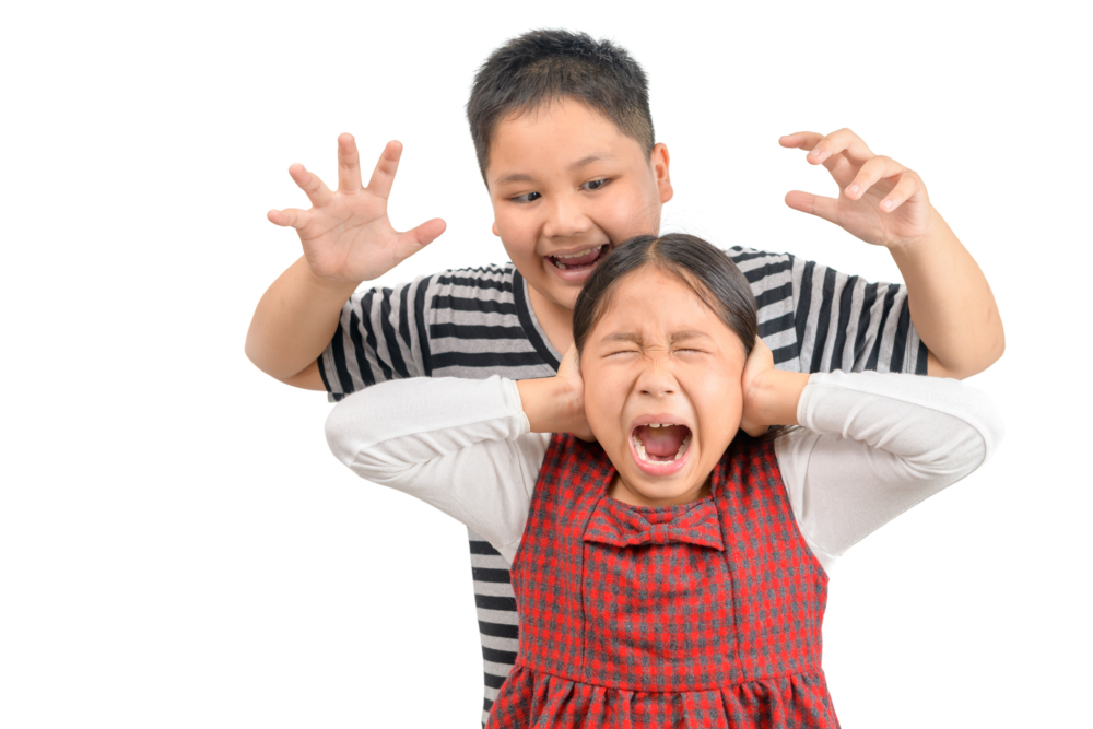 班上有一位男同學曾多次以手戳她的重要部位，雖然隔著衣物，但這樣的行為已經讓她女兒感到非常不舒服。