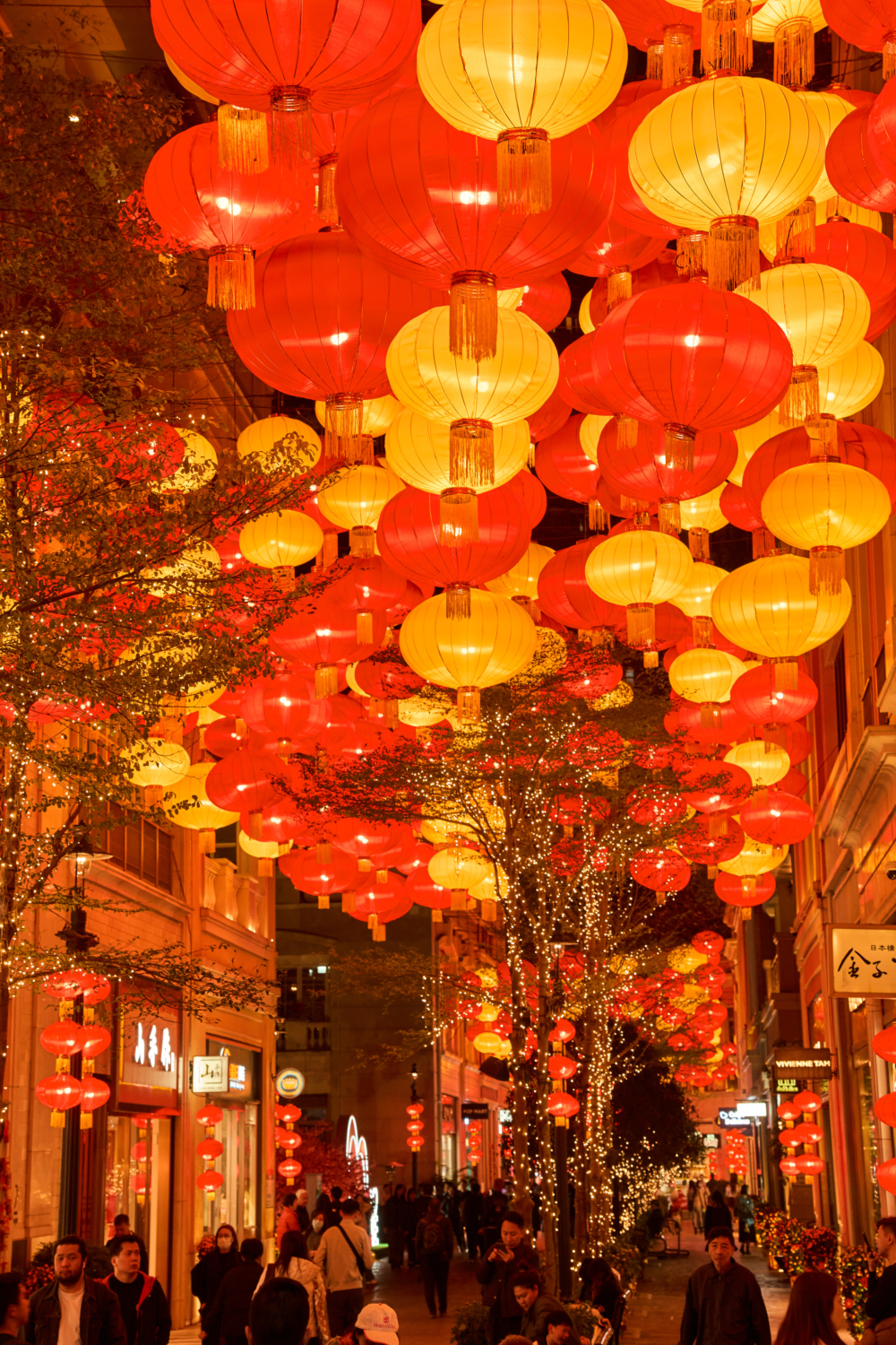 街道上掛滿超過800個燈籠,燈籠的金黃色象徵財源滾滾、喜氣盈門