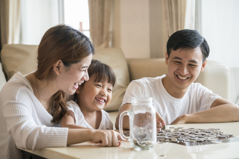 可以從給孩子零用錢開始，教導他們如何分配需求與願望，甚至讓他們參與家庭預算的討論
