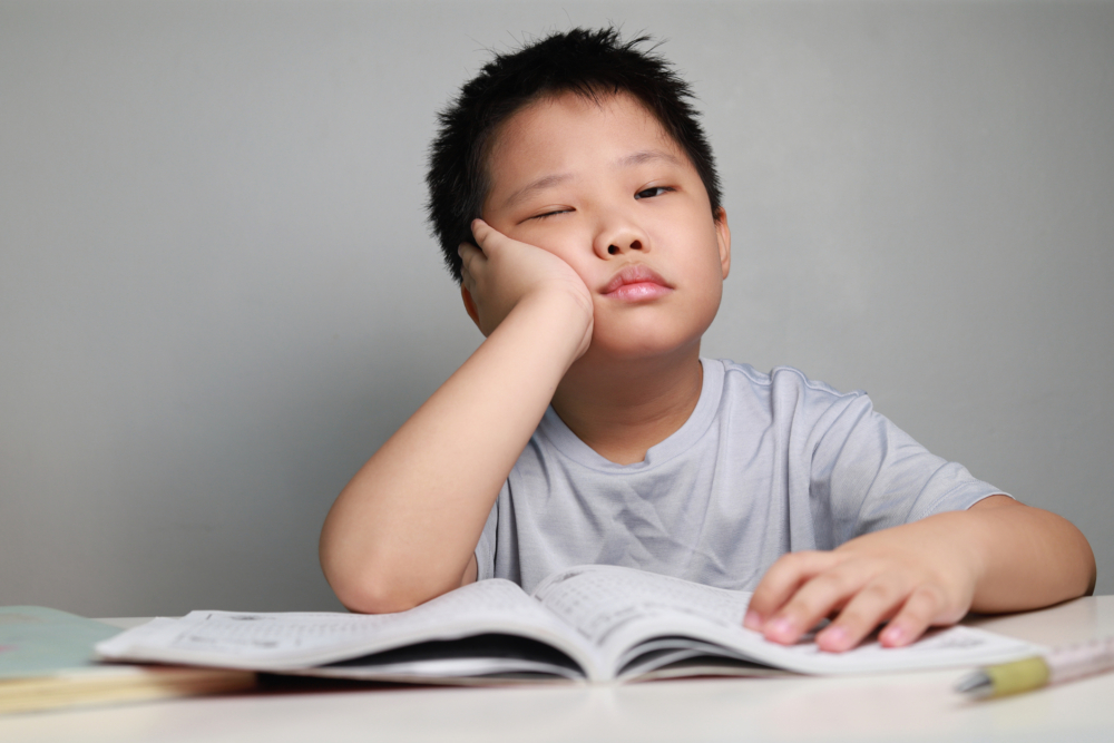 睡前可以安排15到30分鐘的安靜時間，例如閱讀、繪畫或聽輕音樂