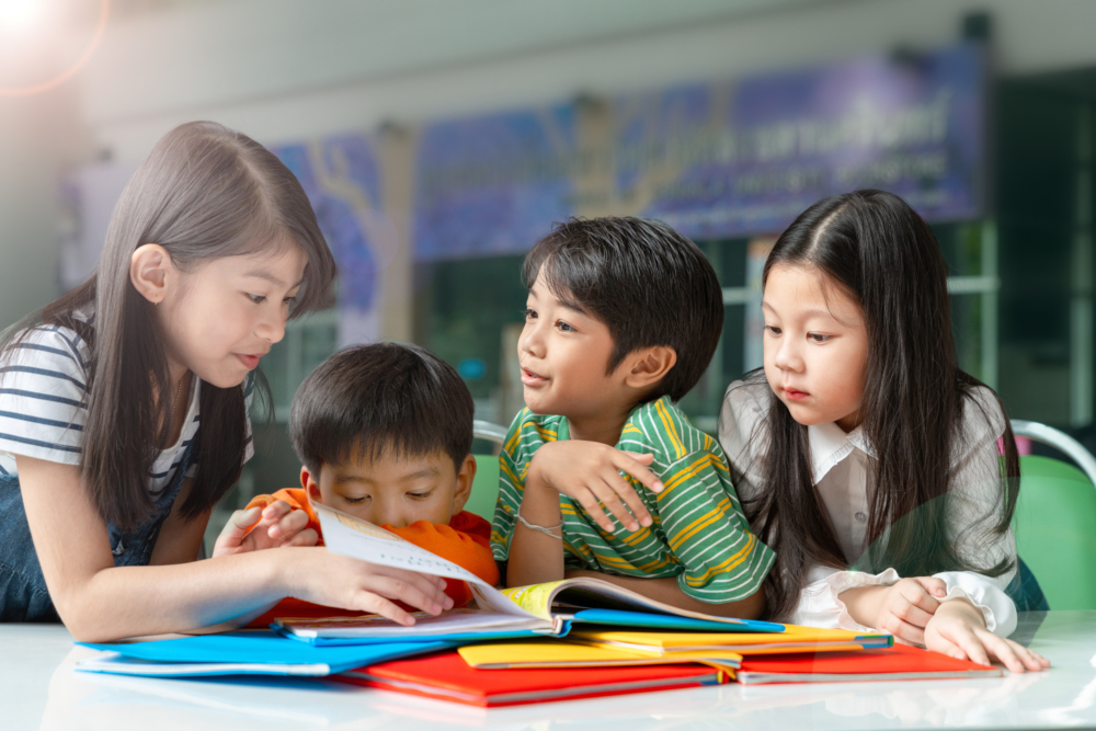 同學們都在激烈地討論著「父母做過最讓你感動的事」